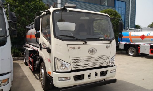 8立方解放運(yùn)油車 