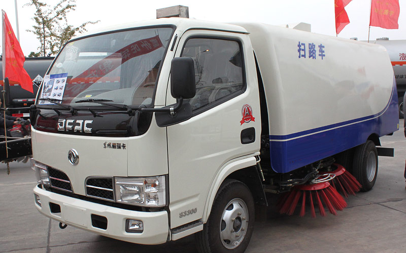 東風(fēng)福瑞卡掃路車(chē) 