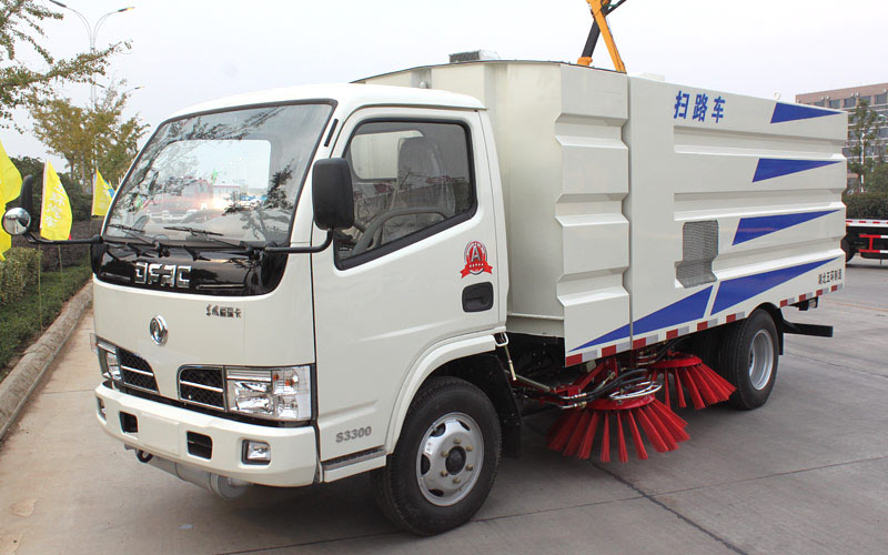 東風(fēng)福瑞卡清洗掃路車(chē) 