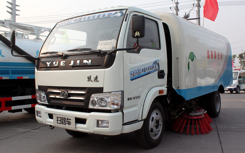 躍進(jìn)掃路車(chē) 